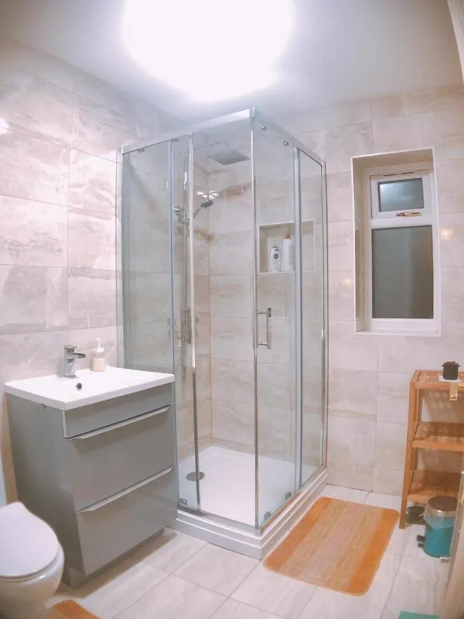 Comfortable Double Bedroom Lovely Bungalow Manchester Apartment