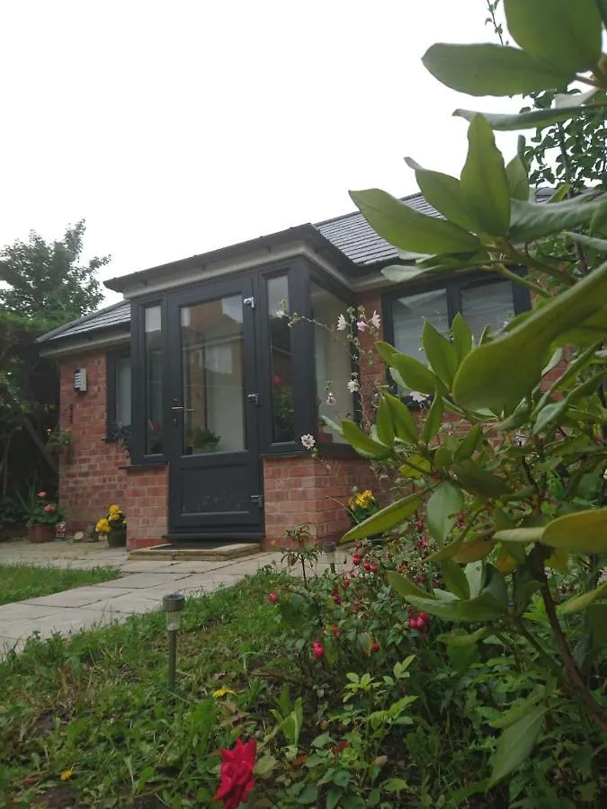 Apartment Comfortable Double Bedroom Lovely Bungalow Manchester